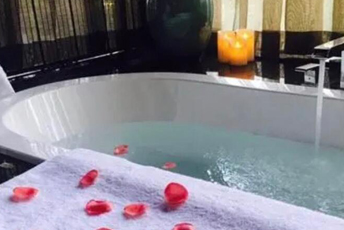 中山水疗池中的失重冥想：当身体学会漂浮